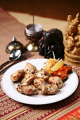 포토 JPG 음식 포크 채소 육류 사람없음 아웃포커스 장식 숟가락 치킨 닭고기 샐러드 닭 레몬 인도음식 동남아음식 국내포토 식기 과일 식재료 조류 촬영기법 수저 닭고기요리 동양음식 파일형식