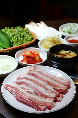 포토 JPG 그릇 접시 식재료 고추 검은배경 반찬 양파 김치 생고기 육류 돼지고기 사람없음 아웃포커스 바구니 버섯 상추 된장찌개 뚝배기 삼겹살 깻잎 쌈장 쌈채소 국내포토 식기 한식 음식 채소 촬영기법 검은색 양념 찌개 파일형식 컬러