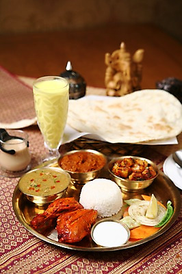 포토 JPG 그릇 접시 음료 빵 밥 양파 오이 잔 쟁반 육류 사람없음 아웃포커스 장식 컵 치킨 닭고기 주스 당근 닭 레몬 인도음식 카레 동남아음식 토르티야 국내포토 식기 음식 채소 과일 식재료 조류 뿌리채소 촬영기법 닭고기요리 동양음식 파일형식