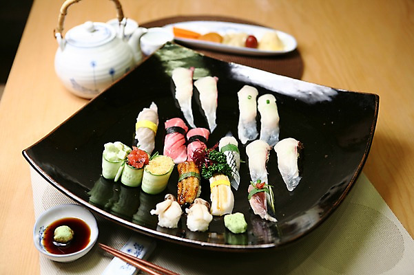 포토 JPG 그릇 접시 음식 채소 젓가락 주전자 오이 잔 파슬리 어류 사람없음 아웃포커스 컵 초밥 고추냉이 머스터드 장어 생선초밥 간장 날치알 장어초밥 일본음식 국내포토 식기 주방용품 촬영기법 수저 알 수중동물 양념 소스_음식 파일형식