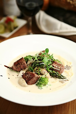 포토 JPG 그릇 접시 음식 채소 와인잔 잔 파스타 서양음식 스파게티 육류 스테이크 사람없음 아웃포커스 컵 와인 버섯 면류 면 피클 크림스파게티 크림소스파스타 국내포토 식기 술잔 식재료 주류 촬영기법 절임 파일형식