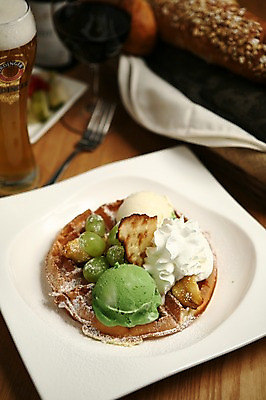 포토 JPG 그릇 접시 음식 빵 포크 와인잔 과일 포도 아이스크림 디저트 잔 맥주 사람없음 아웃포커스 장식 컵 와인 생크림 와플 녹차아이스크림 국내포토 식기 술잔 주류 촬영기법 크림 파일형식