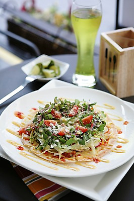 포토 JPG 그릇 접시 음료 음식 포크 채소 방울토마토 잔 피자 서양음식 사람없음 아웃포커스 장식 컵 주스 피클 토핑 수저통 국내포토 식기 토마토 패스트푸드 촬영기법 절임 파일형식