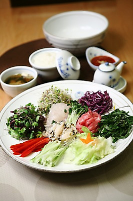 포토 JPG 그릇 접시 채소 밥 주전자 오이 사람없음 아웃포커스 새싹 생선회 대접 양상추 국 깻잎 무순 전복 초고추장 회덮밥 국내포토 식물 식기 음식 주방용품 어패류 촬영기법 회 양념 덮밥 새싹채소 파일형식