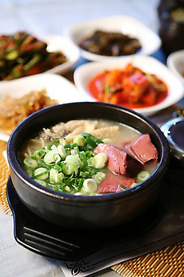 포토 JPG 그릇 접시 한식 반찬 사람없음 아웃포커스 뚝배기 파 선지 선지국 선지해장국 국내포토 식기 음식 채소 촬영기법 국물 해장국 파일형식