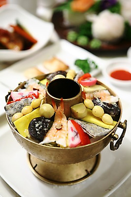 포토 JPG 한국전통 전통 그릇 한식 새우 사람없음 아웃포커스 전통음식 냄비 탕 궁중음식 신선로 은행열매 국내포토 식기 열매 음식 한국 촬영기법 갑각류 솥 파일형식