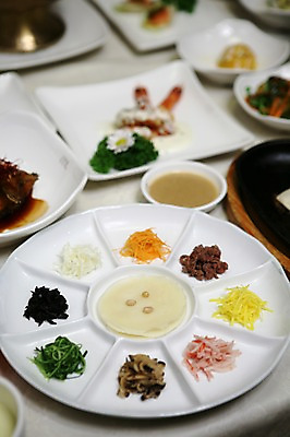 포토 JPG 그릇 접시 한식 음식 채소 사람없음 아웃포커스 계란 전통음식 나물 잣 구절판 맛살 국내포토 전통 식기 촬영기법 알 견과류 파일형식