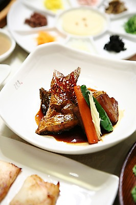 포토 JPG 그릇 접시 한식 음식 고추 어류 사람없음 아웃포커스 당근 전통음식 생선요리 조림 생선조림 국내포토 전통 식기 채소 뿌리채소 촬영기법 수중동물 파일형식