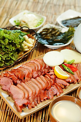 포토 JPG 그릇 접시 한식 음식 채소 술잔 고추 양파 잔 마늘 육류 사람없음 아웃포커스 컵 샐러드 상추 레몬 안주 쌈 대나무발 막걸리 오리고기 훈제 동동주 오리로스 훈제요리 국내포토 식기 과일 식재료 오리 주류 촬영기법 파일형식