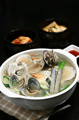 포토 JPG 그릇 접시 한식 음식 젓가락 호박 조개 김치 새우 사람없음 아웃포커스 해물요리 굴 대접 면류 면 해산물 가리비 칼국수 맛조개 해물칼국수 국내포토 식기 채소 어패류 촬영기법 수저 갑각류 국수 파일형식