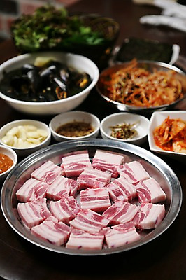 포토 JPG 그릇 접시 채소 식재료 반찬 김치 쟁반 마늘 생고기 육류 돼지고기 사람없음 아웃포커스 상추 쌈 삼겹살 홍합 쌈장 국내포토 식기 한식 음식 어패류 촬영기법 양념 파일형식 동물