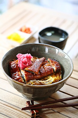 포토 JPG 그릇 접시 음식 젓가락 밥 김치 어류 사람없음 아웃포커스 대접 장어 덮밥 생선요리 국 단무지 생강 장국 돈부리 장어덮밥 일본음식 국내포토 식기 한식 채소 촬영기법 수저 수중동물 파일형식