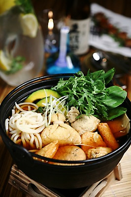 포토 JPG 그릇 음료 음식 채소 초 촛불 호박 사람없음 아웃포커스 면류 면 병 냄비 레몬 우동 쑥갓 유부 유부우동 일본음식 국내포토 식기 과일 촬영기법 솥 파일형식