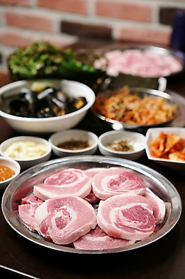 포토 JPG 그릇 접시 채소 식재료 반찬 조개 김치 쟁반 마늘 생고기 육류 돼지고기 사람없음 아웃포커스 상추 쌈 홍합 쌈장 목심 국내포토 식기 한식 음식 어패류 촬영기법 양념 파일형식