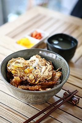 포토 JPG 그릇 접시 음식 젓가락 밥 김치 사람없음 아웃포커스 튀김 대접 덮밥 국 단무지 장국 돈부리 일본음식 국내포토 식기 한식 촬영기법 수저 파일형식