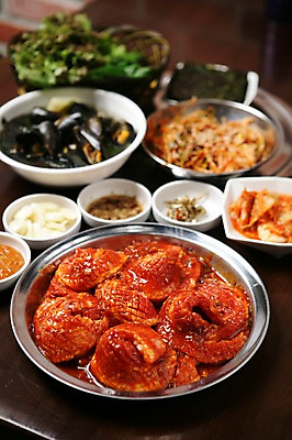 포토 JPG 그릇 접시 한식 음식 채소 반찬 조개 김치 쟁반 마늘 육류 사람없음 아웃포커스 양념 상추 쌈 홍합 쌈장 칼집 국내포토 식기 식재료 어패류 촬영기법 파일형식