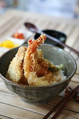 포토 JPG 그릇 접시 음식 젓가락 밥 김치 사람없음 아웃포커스 숟가락 튀김 대접 덮밥 국 단무지 새우요리 장국 돈부리 새우덮밥 일본음식 국내포토 식기 한식 새우 촬영기법 수저 파일형식