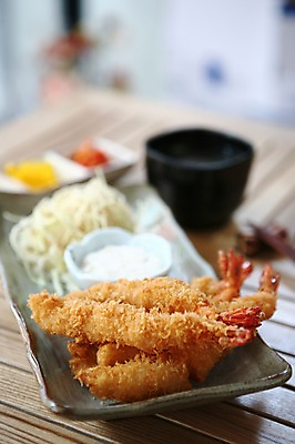 포토 JPG 그릇 접시 음식 채소 김치 새우 사람없음 아웃포커스 샐러드 튀김 단무지 새우튀김 새우요리 일본음식 국내포토 식기 한식 촬영기법 갑각류 파일형식