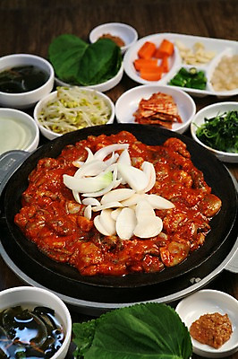 포토 JPG 그릇 접시 한식 음식 채소 고추 반찬 양파 김치 떡 마늘 사람없음 아웃포커스 당근 해물요리 무 해산물 매움 볶음 나물 철판 깻잎 콩나물 쌈장 미역냉국 주꾸미 쭈꾸미볶음 철판요리 제철음식 국내포토 식기 연체동물 뿌리채소 촬영기법 수중동물 양념 맛 냉국 제철 파일형식