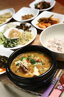 포토 JPG 그릇 접시 한식 음식 젓가락 밥 반찬 김치 수저 마늘 사람없음 아웃포커스 숟가락 대접 찌개 된장찌개 뚝배기 나물 콩나물 정식 한정식 열무김치 국내포토 식기 채소 촬영기법 파일형식