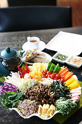 포토 JPG 그릇 접시 음료 음식 채소 방울토마토 주전자 잔 파프리카 육류 사람없음 아웃포커스 컵 새싹 계란 버섯 차 찻잔 양배추 깻잎 무순 동남아음식 땅콩소스 라이스페이퍼 베트남쌈 스프링롤 월남쌈 국내포토 식물 식기 토마토 식재료 주방용품 촬영기법 중식 알 소스_음식 베트남음식 새싹채소 파일형식