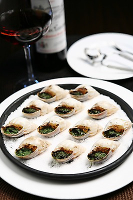 포토 JPG 그릇 접시 음식 와인잔 잔 서양음식 사람없음 아웃포커스 컵 와인 소라 병 와인병 달팽이 달팽이요리 프랑스음식 국내포토 식기 술잔 병_용기 어패류 연체동물 주류 촬영기법 파일형식