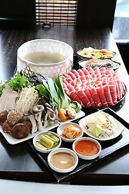 포토 JPG 그릇 접시 채소 식재료 탁자 반찬 김치 쟁반 생고기 육류 사람없음 버섯 샐러드 소고기 양념 만두 양배추 피클 청경채 팽이버섯 표고버섯 샤브샤브 칼국수 육수 일본음식 국내포토 식기 한식 음식 가구 국수 절임 파일형식