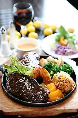 포토 JPG 그릇 접시 음식 채소 와인잔 과일 밥 잔 귤 감자 서양음식 육류 스테이크 사람없음 아웃포커스 컵 와인 샐러드 수프 상추 브로콜리 구이 파인애플 철판 국내포토 식기 술잔 식재료 주류 촬영기법 열대과일 파일형식