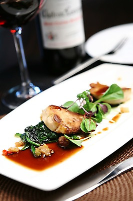 포토 JPG 그릇 접시 음식 포크 채소 와인잔 서양음식 어류 스테이크 사람없음 아웃포커스 와인 나이프 병 와인병 생선요리 생선스테이크 국내포토 식기 술잔 병_용기 주류 촬영기법 수중동물 칼 파일형식