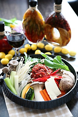 포토 JPG 한식 음식 채소 와인잔 고추 호박 잔 육류 사람없음 아웃포커스 컵 와인 버섯 당근 병 냄비 두부 청경채 팽이버섯 전골 파 쑥갓 국내포토 식기 술잔 식재료 뿌리채소 주류 촬영기법 솥 파일형식