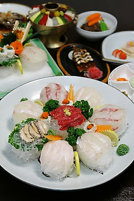 포토 JPG 그릇 접시 채소 파슬리 사람없음 장식 당근 초밥 생선회 고추냉이 머스터드 레몬 전복 날치알 금가루 신선로 국내포토 식기 과일 어패류 뿌리채소 알 회 양념 소스_음식 가루 일본음식 파일형식