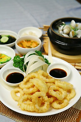 포토 JPG 그릇 접시 한식 채소 반찬 사람없음 아웃포커스 뚝배기 간장 대나무발 오징어링 오징어튀김 조개탕 국내포토 식기 음식 촬영기법 튀김 양념 탕 파일형식