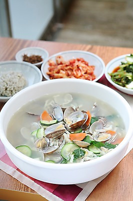 포토 JPG 그릇 접시 한식 음식 호박 밥 반찬 조개 김치 사람없음 아웃포커스 당근 해물요리 대접 면류 면 해산물 조각보 칼국수 열무김치 바지락 바지락칼국수 해물칼국수 국내포토 식기 채소 어패류 뿌리채소 촬영기법 보자기_천 국수 파일형식