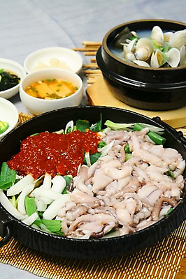 포토 JPG 그릇 접시 한식 음식 채소 반찬 양파 조개 마늘 사람없음 해물요리 양념 냄비 해산물 뚝배기 볶음 대나무발 파 물김치 낙지 낙지볶음 조개탕 국내포토 식기 어패류 김치 연체동물 수중동물 솥 탕 파일형식