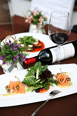 포토 JPG 식물 그릇 접시 꽃 화분 음식 포크 채소 와인잔 잔 서양음식 어류 사람없음 아웃포커스 장식 컵 와인 샐러드 병 와인병 생선요리 연어 연어샐러드 연어요리 국내포토 식기 술잔 병_용기 주류 촬영기법 수중동물 파일형식