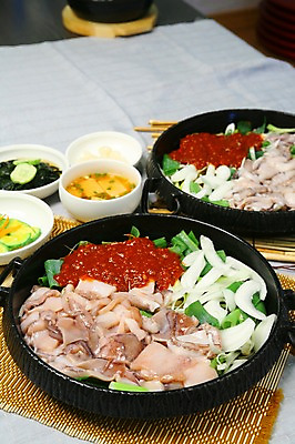 포토 JPG 그릇 접시 한식 음식 채소 호박 반찬 양파 오이 마늘 사람없음 해물요리 양념 냄비 해산물 볶음 대나무발 파 물김치 낙지 낙지볶음 국내포토 식기 김치 연체동물 수중동물 솥 파일형식