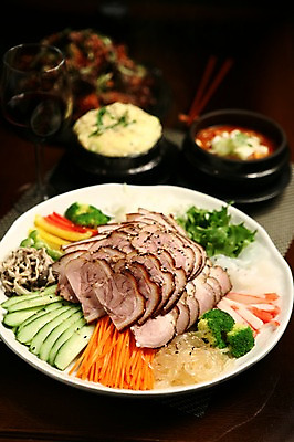 포토 JPG 그릇 접시 한식 음식 채소 와인잔 피망 오이 파프리카 육류 돼지고기 사람없음 아웃포커스 와인 버섯 당근 브로콜리 찌개 뚝배기 족발 계란찜 맛살 국내포토 식기 술잔 식재료 뿌리채소 주류 촬영기법 계란요리 찜 파일형식