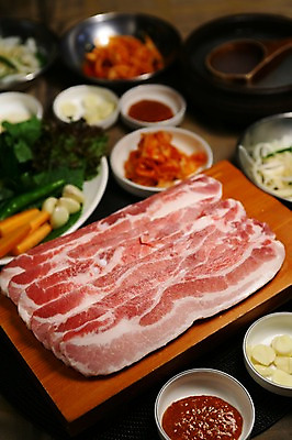 포토 JPG 그릇 접시 채소 식재료 반찬 김치 도마 마늘 생고기 육류 돼지고기 사람없음 아웃포커스 당근 상추 국자 쌈 삼겹살 깻잎 쌈장 물김치 동치미 쌈채소 국내포토 식기 한식 음식 주방용품 뿌리채소 촬영기법 양념 파일형식