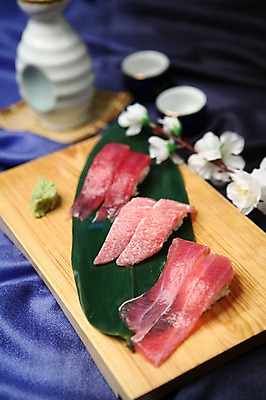 포토 JPG 그릇 접시 꽃 음식 술잔 술병 나뭇잎 잔 도마 어류 사람없음 아웃포커스 컵 초밥 고추냉이 머스터드 생선초밥 일본음식 국내포토 식물 식기 잎 주방용품 병_용기 주류 촬영기법 수중동물 양념 소스_음식 파일형식