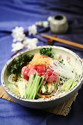 포토 JPG 그릇 꽃 음식 채소 젓가락 오이 어류 사람없음 아웃포커스 생선회 회 대접 무 덮밥 비빔밥 대나무발 무순 날치알 회덮밥 일본음식 국내포토 식물 식기 한식 뿌리채소 촬영기법 수저 알 수중동물 새싹채소 파일형식