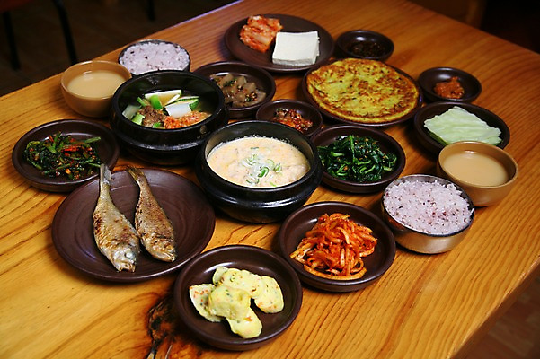 포토 JPG 그릇 접시 한식 음식 술잔 밥 반찬 김치 사람없음 상차림 전 찌개 된장찌개 밥상 뚝배기 양배추 두부 생선구이 쌈장 부침개 막걸리 한정식 계란말이 묵 도토리묵 동동주 무채 비지찌개 조기_생선 국내포토 식기 채소 탁자 잔 주류 어류 양념 계란요리 구이 생선요리 정식 파일형식