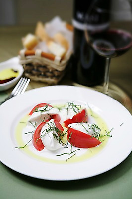 포토 JPG 그릇 접시 음식 빵 포크 토마토 와인잔 잔 치즈 서양음식 사람없음 아웃포커스 장식 컵 바구니 와인 샐러드 오일 병 와인병 카프레제 국내포토 식기 채소 술잔 병_용기 유제품 주류 촬영기법 화장품 파일형식