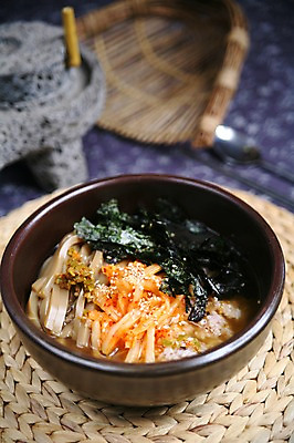 포토 JPG 그릇 한식 음식 밥 열쇠 전통소품 사람없음 아웃포커스 김 무 받침대 뚝배기 키_도구 깨 묵 도토리묵 무채 묵밥 국내포토 전통 식기 식재료 뿌리채소 촬영기법 도구 조미료 해조류 오브젝트 파일형식