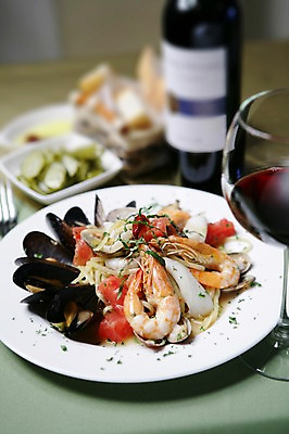 포토 JPG 그릇 접시 음식 빵 토마토 와인잔 조개 새우 파스타 서양음식 스파게티 사람없음 아웃포커스 바구니 와인 해물요리 면류 면 병 해산물 와인병 피클 홍합 해물스파게티 해물파스타 국내포토 식기 채소 술잔 병_용기 어패류 주류 촬영기법 갑각류 절임 파일형식