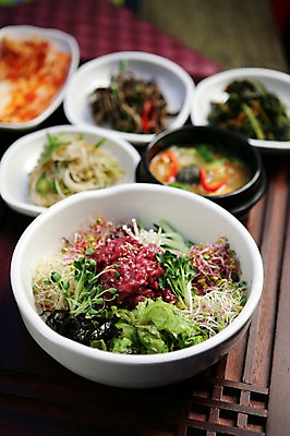 포토 JPG 그릇 접시 한식 음식 채소 반찬 김치 오이 육류 사람없음 아웃포커스 새싹 버섯 회 대접 김 상추 찌개 뚝배기 나물 비빔밥 전통문 무순 육회 새싹비빔밥 육회비빔밥 국내포토 식물 식기 식재료 촬영기법 생고기 문 해조류 새싹채소 파일형식