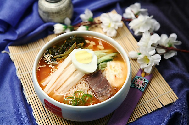 포토 JPG 그릇 꽃 한식 음식 채소 젓가락 고추 오이 육류 사람없음 아웃포커스 계란 대접 면류 면 배 고명 국수 대나무발 삶은계란 열무김치 열무 열무국수 국내포토 식물 식기 과일 식재료 김치 촬영기법 수저 알 무 계란요리 파일형식