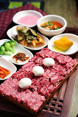 포토 JPG 그릇 접시 채소 식재료 호박 반찬 생고기 육류 사람없음 아웃포커스 버섯 소고기 브로콜리 양송이 묵 겉절이 국내포토 식기 음식 김치 촬영기법 파일형식