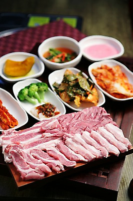 포토 JPG 그릇 접시 식재료 식탁 호박 반찬 김치 생고기 돼지고기 사람없음 아웃포커스 브로콜리 무 삼겹살 부위 묵 겉절이 나무배경 국내포토 식기 한식 음식 백그라운드 채소 탁자 뿌리채소 촬영기법 육류 파일형식