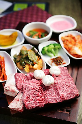 포토 JPG 그릇 접시 채소 식재료 호박 반찬 김치 생고기 육류 사람없음 아웃포커스 버섯 소고기 브로콜리 무 갈비 양송이 칼집 겉절이 국내포토 식기 한식 음식 뿌리채소 촬영기법 파일형식