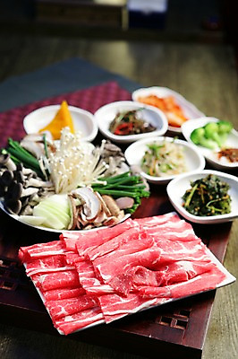 포토 JPG 그릇 접시 채소 호박 반찬 양파 생고기 육류 사람없음 아웃포커스 버섯 소고기 나물 팽이버섯 파 샤브샤브 일본음식 국내포토 식기 음식 식재료 촬영기법 파일형식